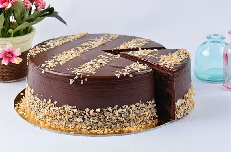 Chocolate cake with ganache topping – The ultimate indulgence