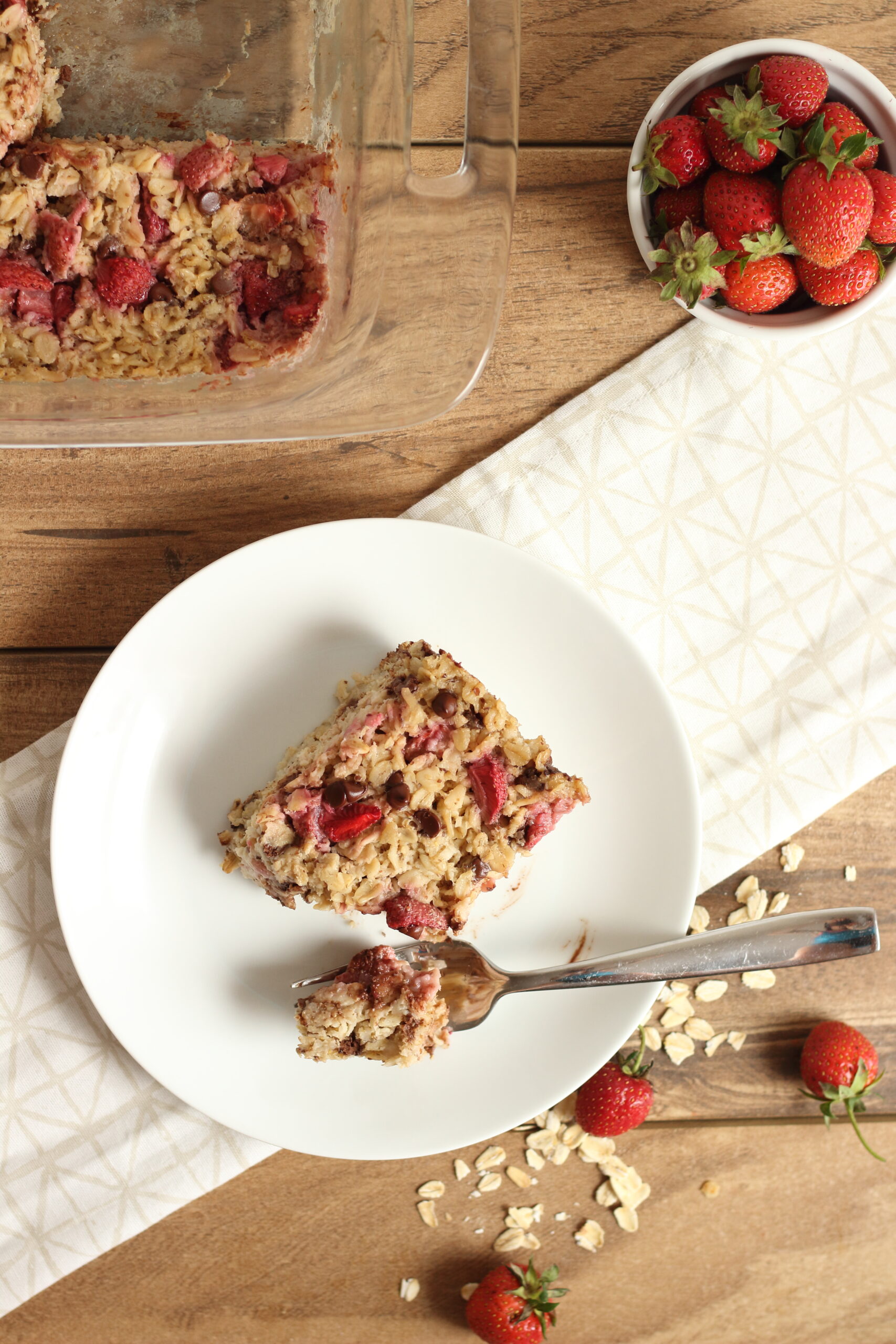 straw. baked oatmeal overhead with fork
