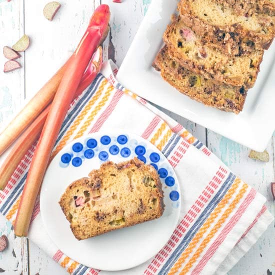 cinnamon streusel rhubarb bread square 9q2b8937