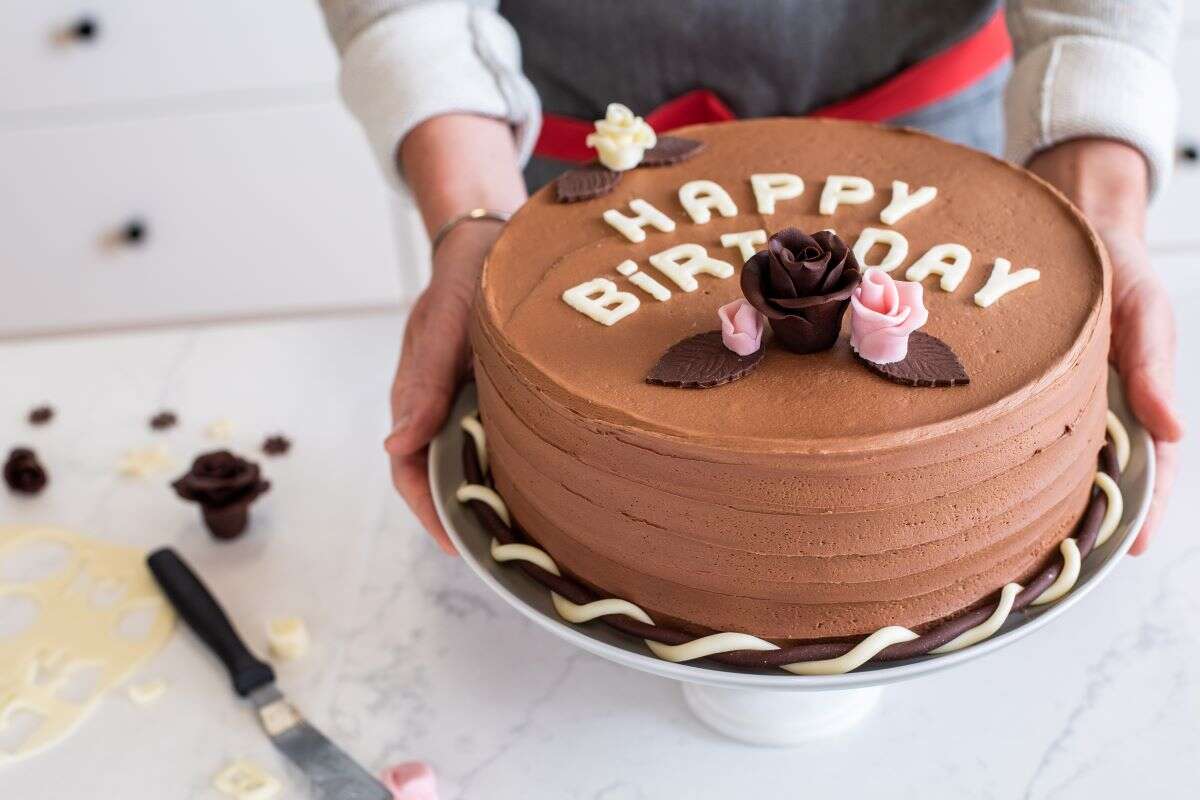 birthday cake modeling chocolate roses